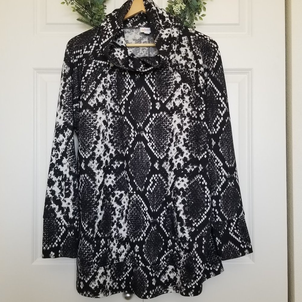 Lularoe Amber Hoody Snake Print w/ Pockets- Size 22-24